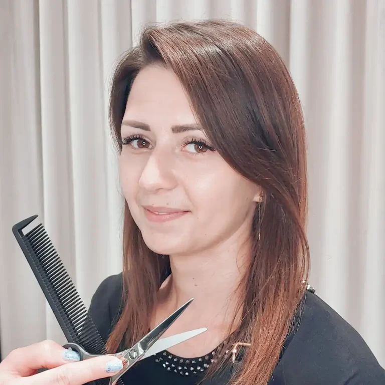 Paulina - Stylistka Fryzur, Ekspertka w Koloryzacji i Pielęgnacji, Salon Fryzjerski i Kosmetyczny Beauty Moments